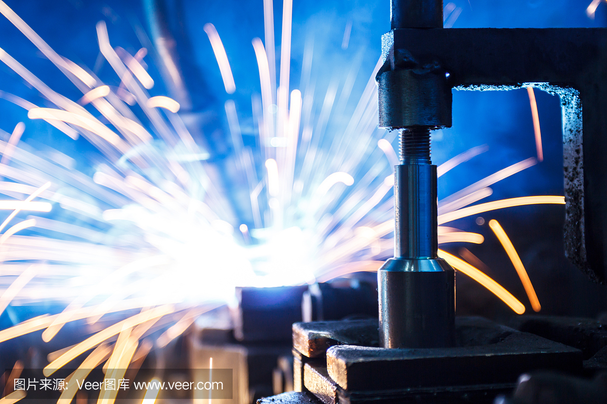 焊接機器人在汽車工廠中移動,黑白相間